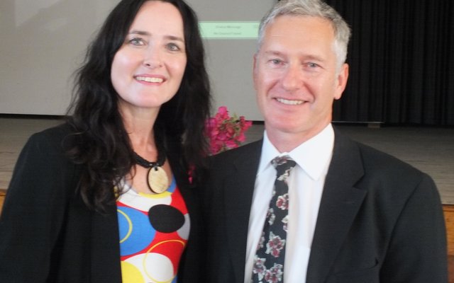 Irene De Bod van die Instutuut vir Blindes, saam met ds Willie Kotze 